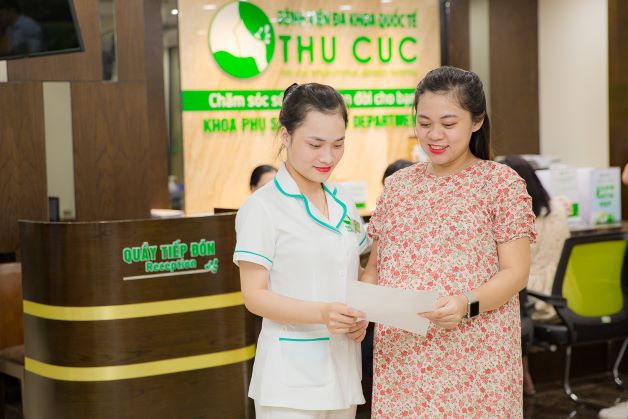 Khi mang thai, đặc biệt là song thai, mẹ bầu cần đến khám và theo dõi y tế tại các cơ sở y tế, tuân thủ khám thai định kỳ đều đặn