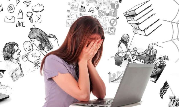 Căng thẳng, mệt mỏi sẽ gây ảnh hưởng đến nội tiết và dẫn đến các mô buồng trứng bất thường, phát triển thành u nang buồng trứng sinh lý.
