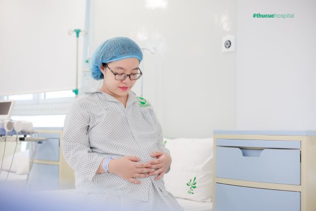 Qua quá trình thăm khám và kiểm tra bên trong âm đạo, các bác sĩ Sản khoa hoặc các nữ hộ sinh sẽ phát hiện được sự dịch chuyển của ngôi thai.
