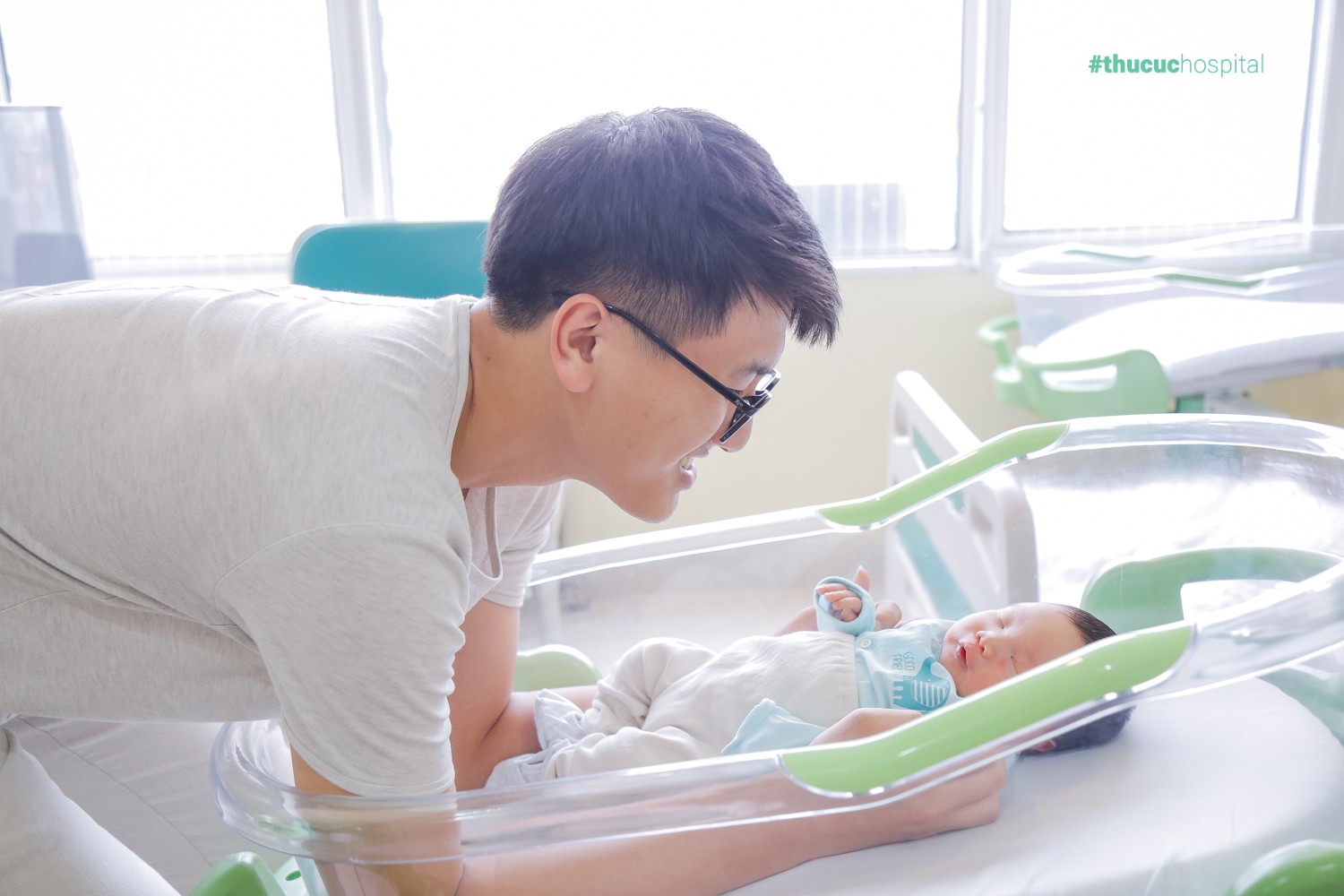 Khoảnh khắc bố và con được ghi lại tại bệnh viện Đa khoa Hưng Thịnh