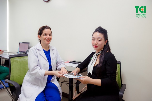 Mẹ nên tới bệnh viện thăm khám để được bác sĩ kiểm tra và tư vấn phương pháp điều trị khi bị phù chân