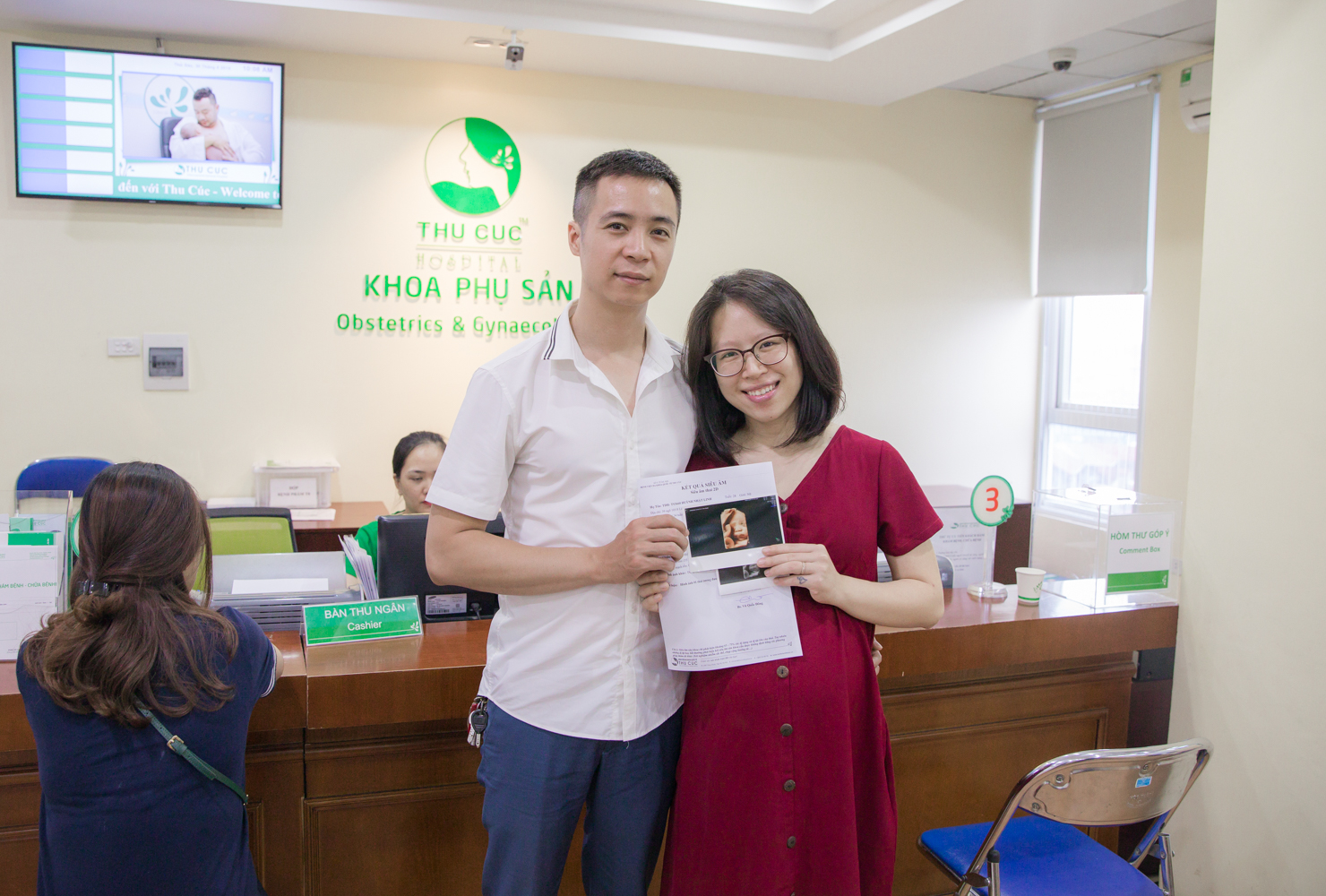 Mẹ bầu nhận kết quả siêu âm tại bệnh viện Đa khoa Hưng Thịnh