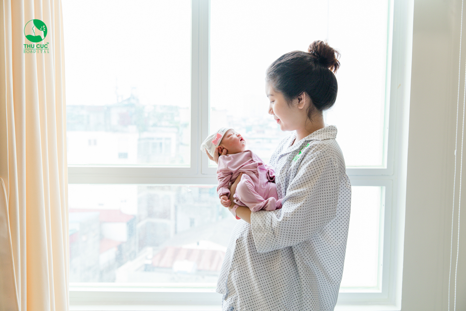 Sản phụ chỉ nên nằm nghỉ tối đa 24 giờ sau sinh và phải đứng lên đi lại một cách thong thả.