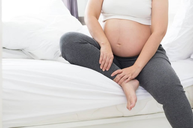 Phù chân là 1 trong 3 triệu chứng phổ biến hay gặp khi mắc tiền sản giật