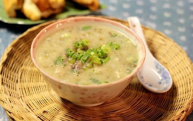 Cháo vịt đậu xanh là món ăn bổ dưỡng cho sản phụ sau sinh