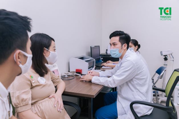 Rỉ ối khi mang thai nguy hiểm vì thế mẹ nên đi thăm khám để được tư vấn và điều trị kịp thời
