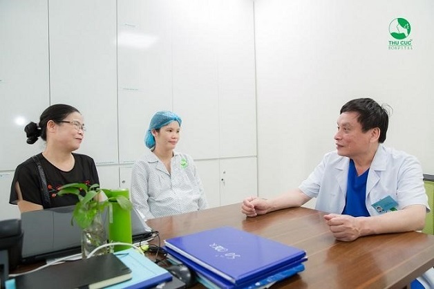 Khi thấy dấu hiệu chuyển dạ mẹ nên tới bệnh viện để được bác sĩ thăm khám