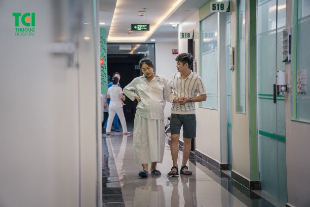 Dấu hiệu của sinh non mẹ có thể nhận biết là: Xuất hiện hiện tượng rỉ ối, tiêu chảy, đau lưng..