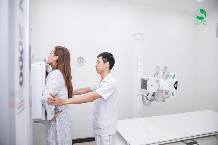 Chị em nên đi khám sức khỏe định kỳ 6 tháng/ lần để phát hiện ra những biểu hiện bất thường, gây ra tình trạng vô sinh hiếm muộn