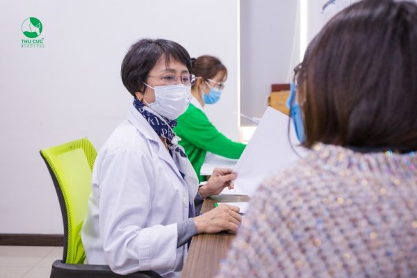 Kết thúc quá trình thăm khám, chị Hà được Tiến sĩ y học, Bác sĩ Nguyễn Thị Thu Hương tư vấn, đưa ra những lời khuyên bổ ích về việc chăm sóc sức khoẻ cho phụ nữ mang thai