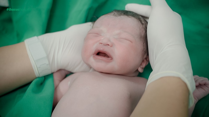 Sau khi sinh, bé được bác sĩ Nhi - Phòng khám Thu cúc kiểm tra sức khỏe sơ bộ, đánh giá các phản xạ đầu đời để đảm bảo bé hoàn toàn khỏe mạnh.