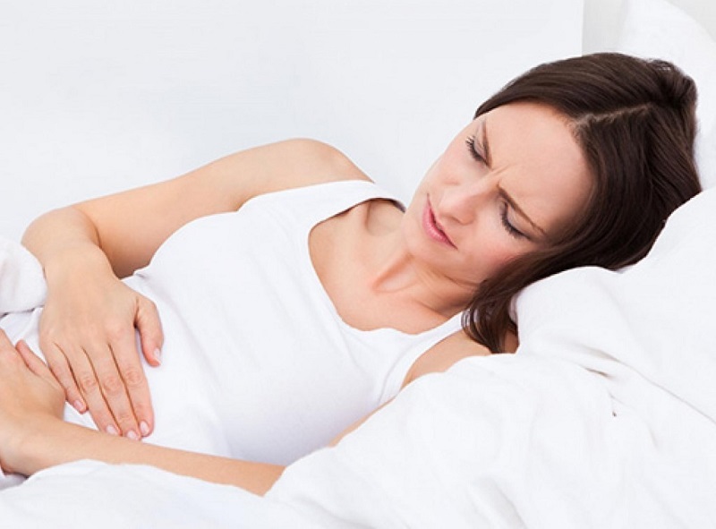 Đau bụng là một trong những dấu hiệu của rối loạn kinh nguyệt sau sinh