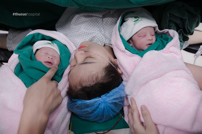  Ngoài ra, chị Hương và cả hai bé ngày nào cũng được bác sĩ vào khám để đánh giá về tình trạng sức khỏe, mức độ hồi phục của mẹ và sự phát triển đầu đời của con