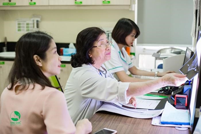 Chị em nên đến bệnh viện thăm khám để được các bác sĩ tư vấn phương pháp điều trị thích hợp, tuyệt đối không được tự ý dùng thuốc tại nhà