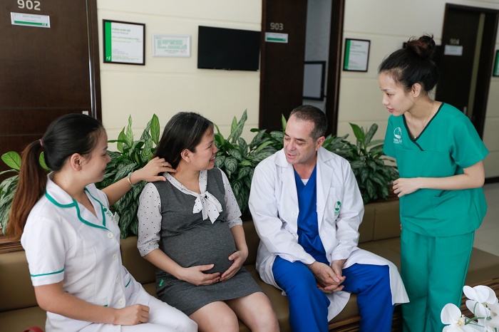  Mẹ bầu nên đến cơ sở y tế uy tín để thăm khám thường xuyên trong suốt thai kỳ.