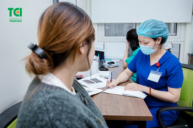 Nếu thấy có bất kì bất thường nào sau khi cấy que tránh thai chị em nên thăm khám để được tư vấn