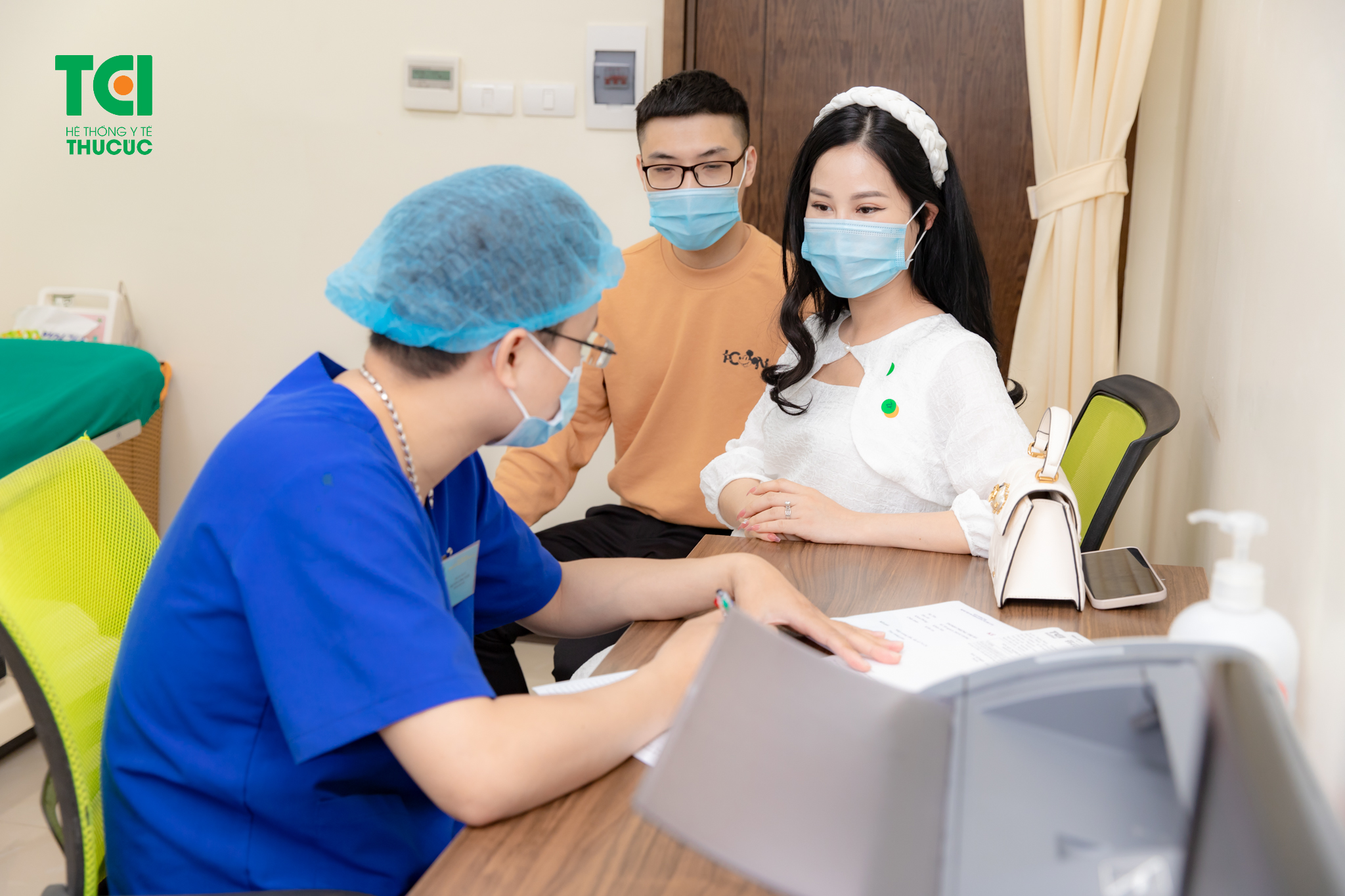 Mẹ cần liên hệ ngay với bác sĩ để được kiểm tra và tư vấn sức khỏe nếu gặp tình trạng bất thường