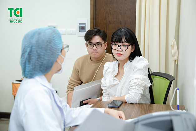 Tình trạng căng tức ngực khiến cho các mẹ thường xuyên thấy khó chịu, dẫn đến việc khó ngủ, ngủ không ngon