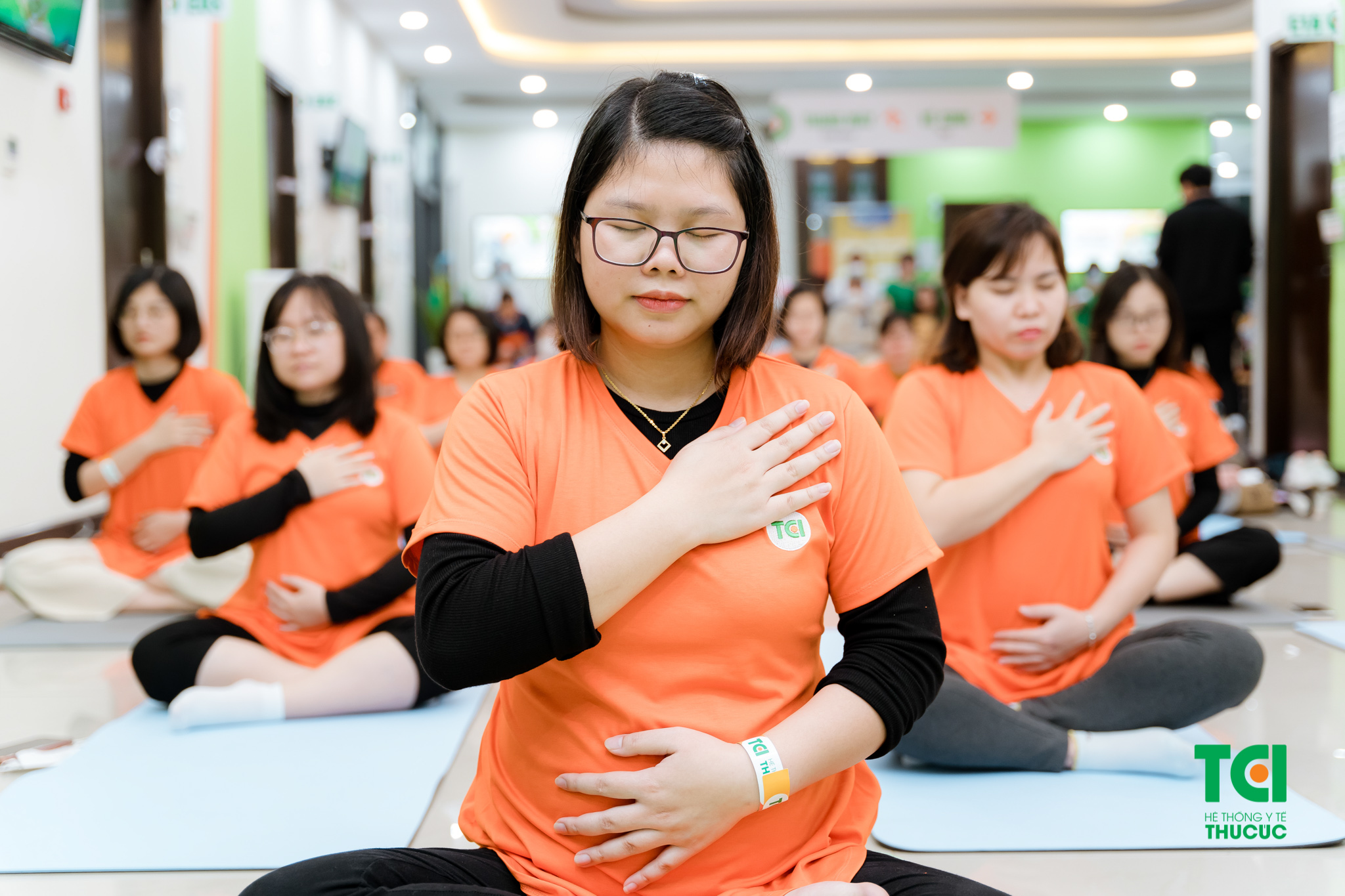 Tập yoga trong thai kỳ là biện pháp tốt giúp mẹ cải thiện mất ngủ