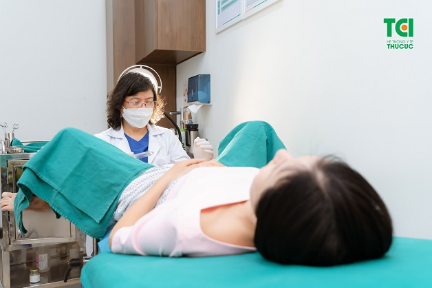 Chị em nếu mắc bệnh nên đi thăm khám sớm và điều trị kịp thời
