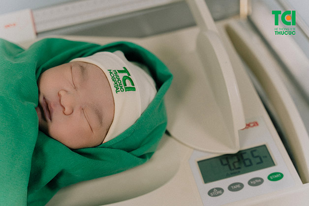 Em bé chào đời với trọng lượng đúng như bác sĩ dự liệu qua theo dõi thai định kỳ cho mẹ Linh