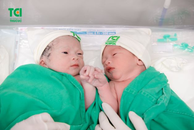 Các cặp sinh đôi thường chào đời ở tuần thai thứ 37