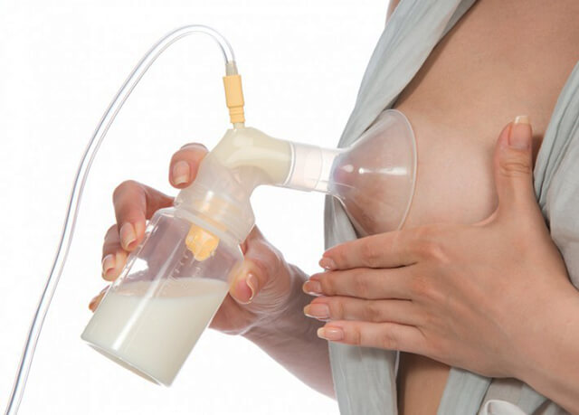 Sau cai sữa bị tắc tia sữa, mẹ hãy lấy máy hút sữa để hút bớt sữa đọng ra