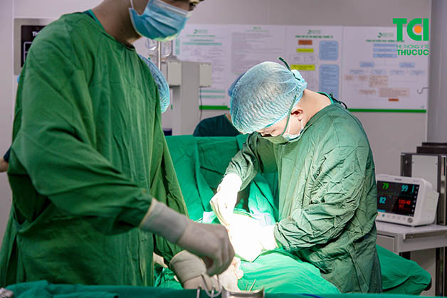 Gây tê tủy sống ảnh hưởng đến hoạt động của bàng quang, vì vậy cần đặt ống thông tiểu khi mổ đẻ để dẫn lưu bàng quang