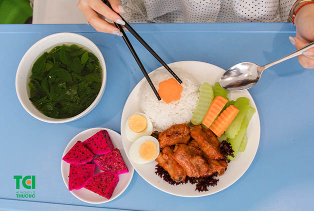 Các mẹ sau sinh cần chú ý chế độ ăn uống, sinh hoạt để tránh gặp phải biến chứng hậu sản, sa tử cung nghiêm trọng