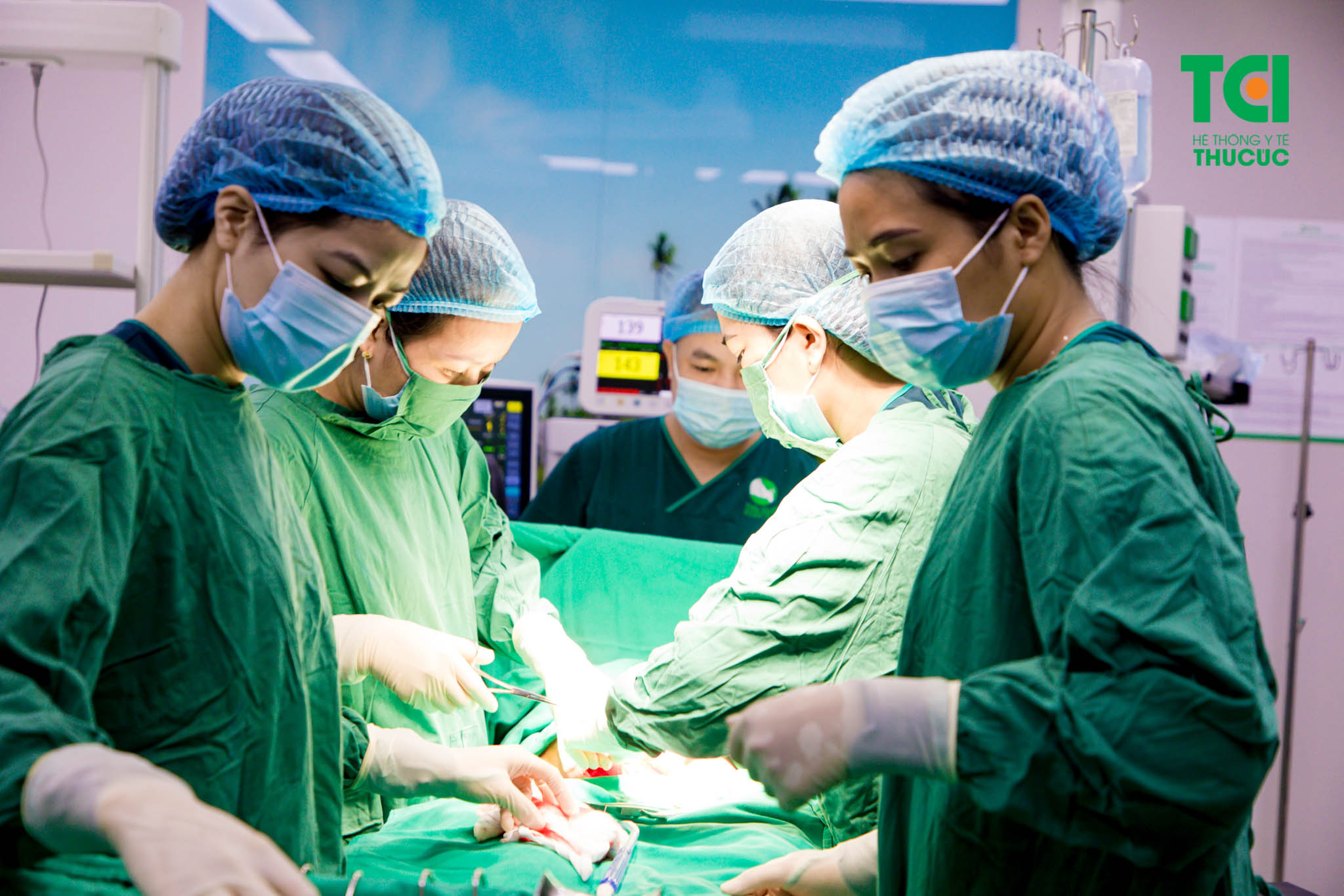 Ekip bác sĩ Nguyễn Thị Hiền thực hiện mổ đẻ cho chị Giang - thai ngôi mông, viêm gan B thể không hoạt động
