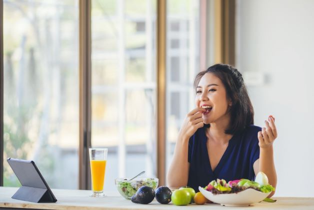 Xây dựng chế độ sinh hoạt lành mạnh và dung nạp đầy đủ chất dinh dưỡng thiết yếu có thể cải thiện và ngăn ngừa được tình trạng rong kinh ở phụ nữ sau sinh