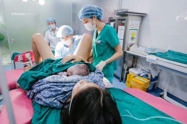 Phụ nữ sinh thường được thực hiện tiểu phẫu rạch tầng sinh môn và thực hiện khâu thẩm mỹ sau sinh