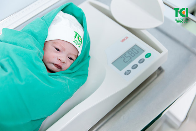 Cả hai bé đều có cân nặng tương đương nhau