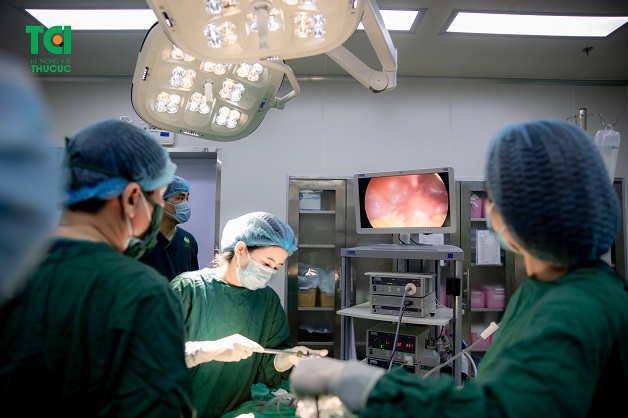 Nếu khối u phát triển xâm lấn các nhóm dây chằng rộng phải tiến hành bóc tách khối u hoàn toàn