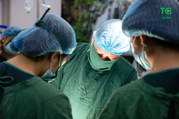 Bác sĩ Nguyễn Văn Hà - Phó Giám đốc Phòng khám Đa khoa Hưng Thịnh Clinic, Trưởng khoa Phụ Sản thực hiện ca sinh cho thai phụ Phạm Ngọc Dung gặp tình trạng vỡ ối sớm, thai ngôi ngược
