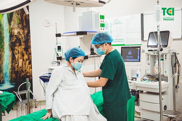 Thai phụ Vũ Thị Hương Chi được ekip Sản Hưng Thịnh Clinic hỗ trợ trước khi sinh mổ