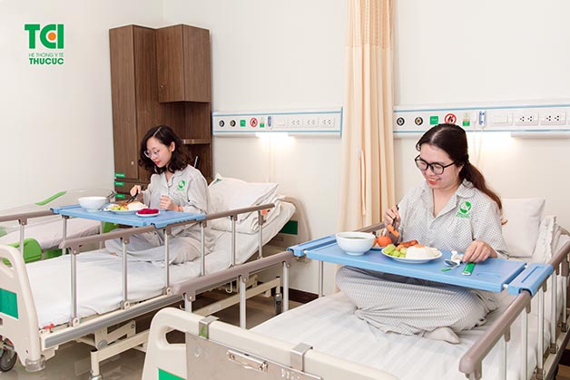 Các mẹ nên chú ý chế độ ăn uống để hạn chế làm ảnh hưởng đến quá trình phục hồi thể chất sau đẻ mổ