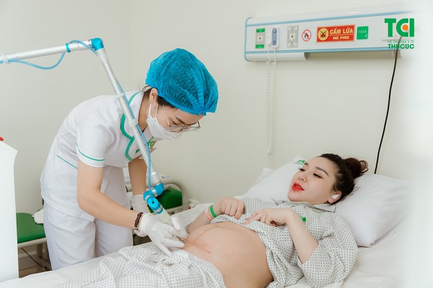 Chiếu tia Plasma sau sinh làm nhanh lành vết mổ, vết khâu cho mẹ