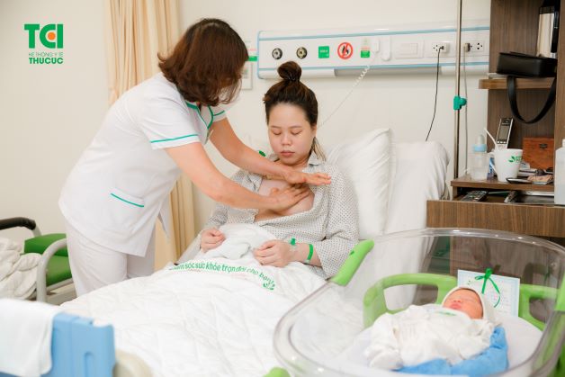 Sau khi sinh, sản phụ có thể thực hiện các động tác massage đơn giản để sữa về nhiều