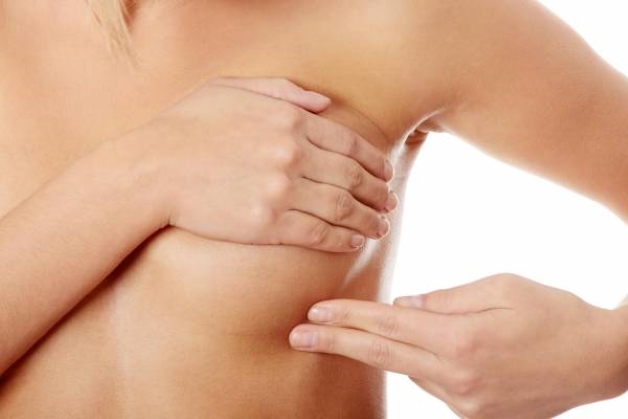 tắc tia sữa đắp lá gì