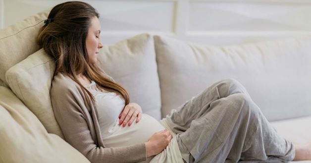 U nang buồng trứng không chỉ gây chèn ép thai nhi mà còn gây cho mẹ cảm giác đau tức vùng bụng dưới 