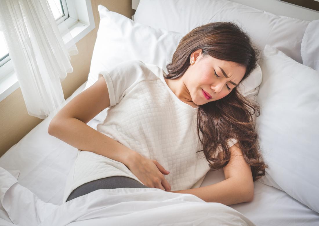 Đau quặn vùng bụng dưới là dấu hiệu có thai ngoài dạ con rõ ràng nhất
