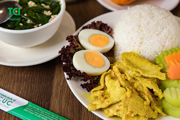 Sản phụ cần ăn uống đủ chất, hạn chế chất béo, dầu mỡ để tăng tiết sữa về