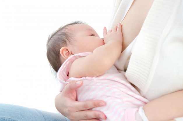 Tập cho bé bú mẹ sớm nhất có thể để cải thiện tình trạng tắc tia sữa sau sinh