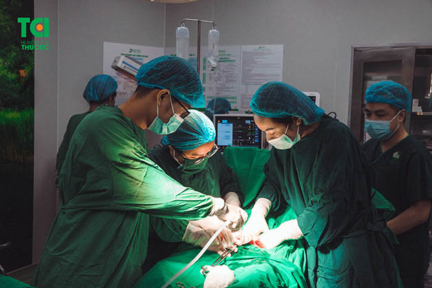 Các bác sĩ nhanh chóng thực hiện phẫu thuật mổ lấy thai, giúp chị Diệp vượt cạn nhanh chóng, dễ dàng hơn