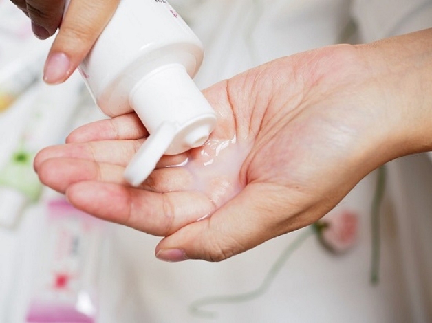 Chị em phụ nữ nếu thường xuyên thụt rửa, vệ sinh vùng âm đạo không đúng cách cũng rất có thể dẫn tới việc bị nhiễm nấm vùng kín