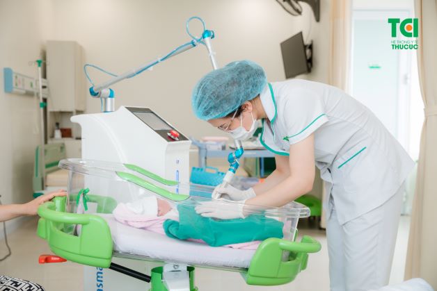 Chiếu Plasma cuống rốn cho bé được thực hiện tại Hưng Thịnh Clinic
