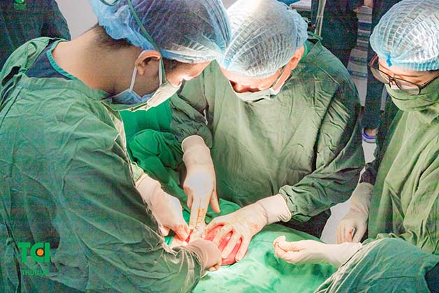 Các bác sĩ thực hiện phẫu thuật u xơ tử cung tại Hưng Thịnh Clinic đều là những bác sĩ chuyên khoa hàng đầu, nhiều kinh nghiệm xử lý tốt các ca phẫu thuật