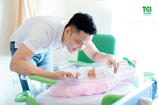 Với phương pháp sinh mổ, các bác sĩ Hưng Thịnh Clinic đã giúp gia đình chị Thương mẹ tròn, con vuông