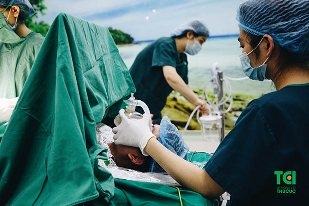 Đối mặt với tình trạng giảm tiểu cầu nghiêm trọng, trong quá trình sinh con, chị Khuyên đã được ekip Sản của Hưng Thịnh Clinic theo sát, hỗ trợ tối đa để có thể vượt cạn an toàn